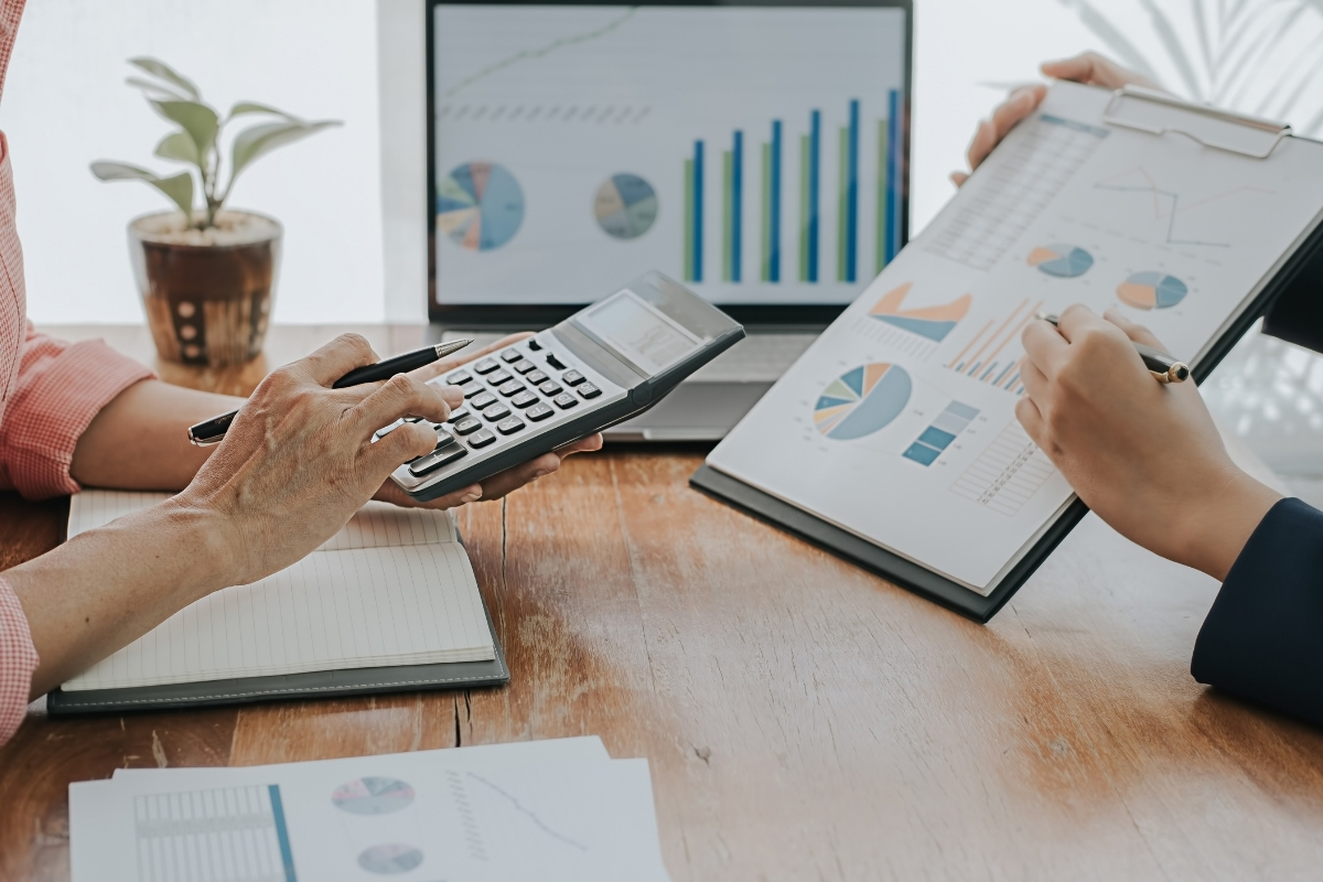 Painel de simulação financeira mostrando capital de giro