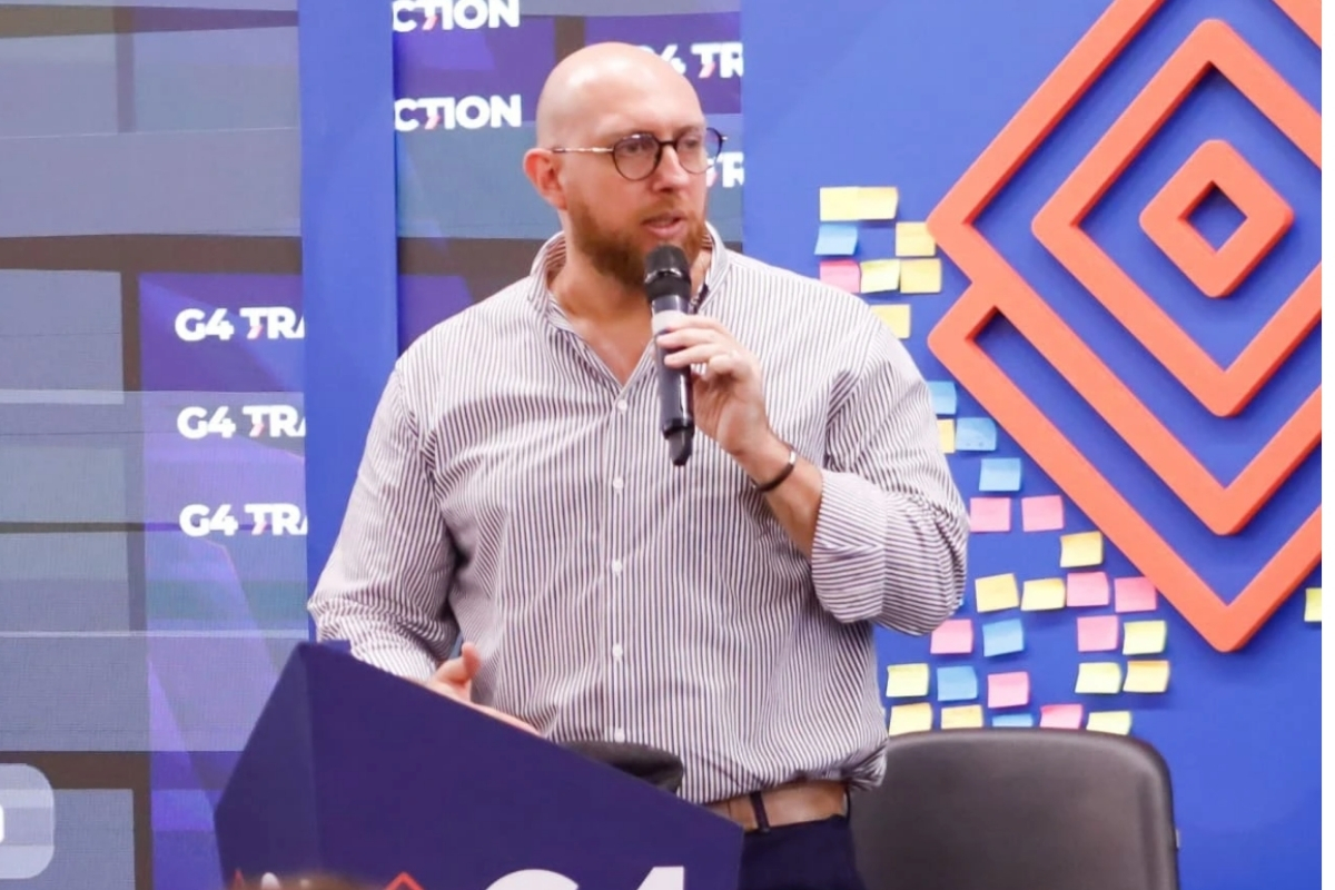 Giovanni Colacicco apresentando indicadores financeiros em evento do G4 Educação