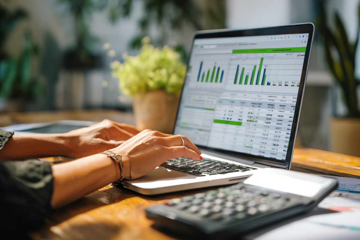 Empresário analisando indicadores financeiros em diagnóstico empresarial